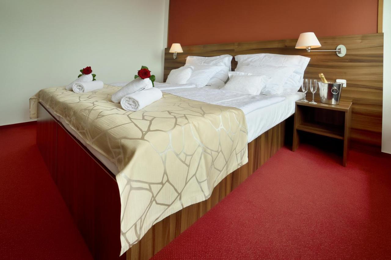 טאבור Hotel Palcat מראה חיצוני תמונה